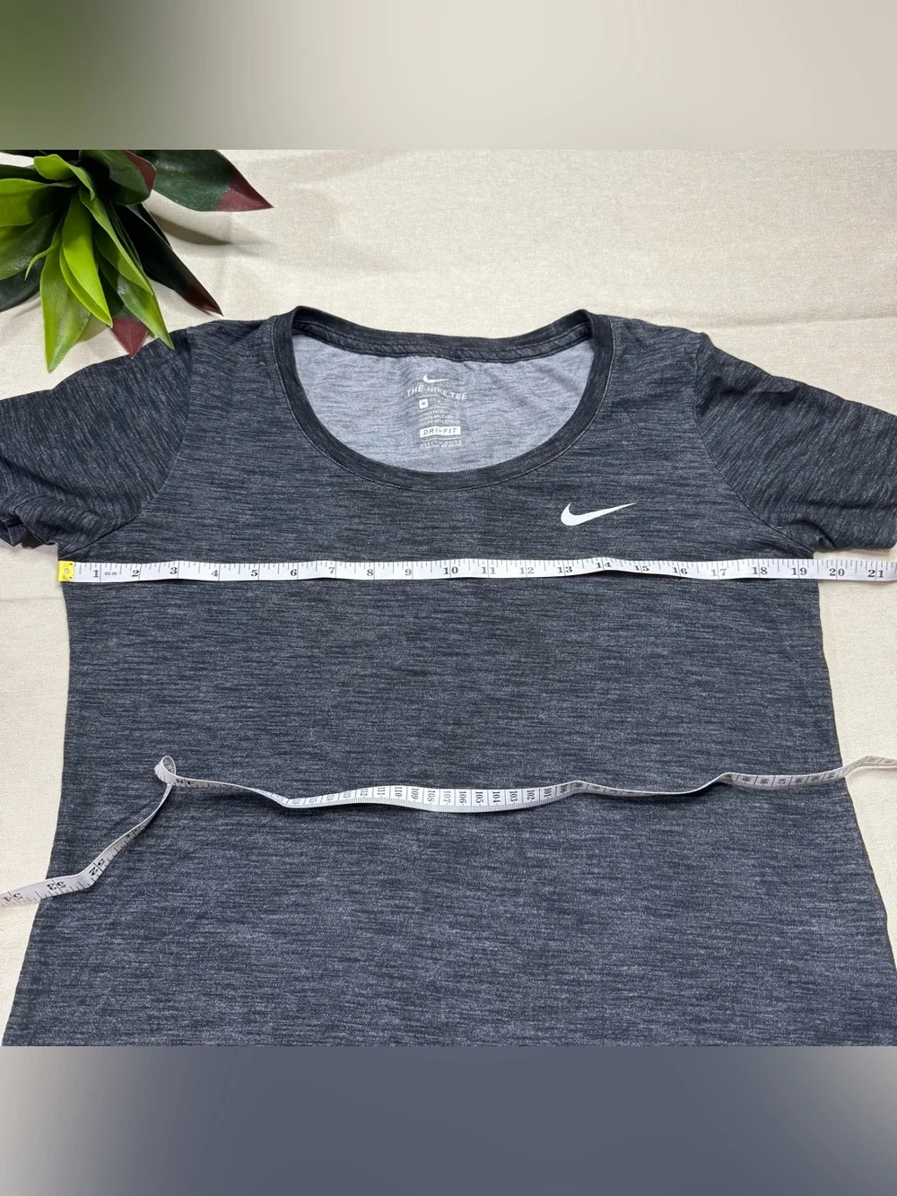 Nike The Nike Tee Dri-FIT Athletic Cut Women’s Medium Heather Gray